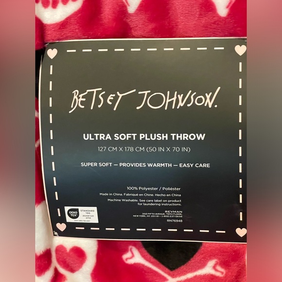 BETSEY JOHNSON NWT Pink Skulls Crossbones Ultra Soft Plush Throw Blanket 💖💀🖤 - Picture 7 of 11